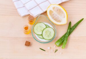 Gesichtspflege mit Gurkenscheiben, Zitrone und Aloe Vera